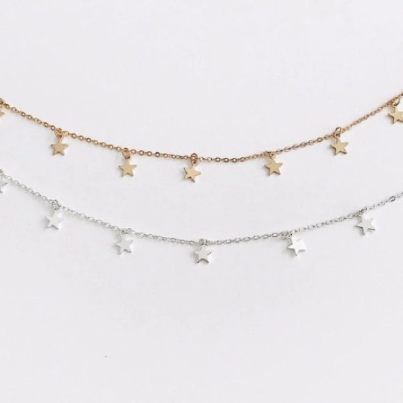 Gold Star Dainty Necklace ⭐️ - Picture 2 of 3